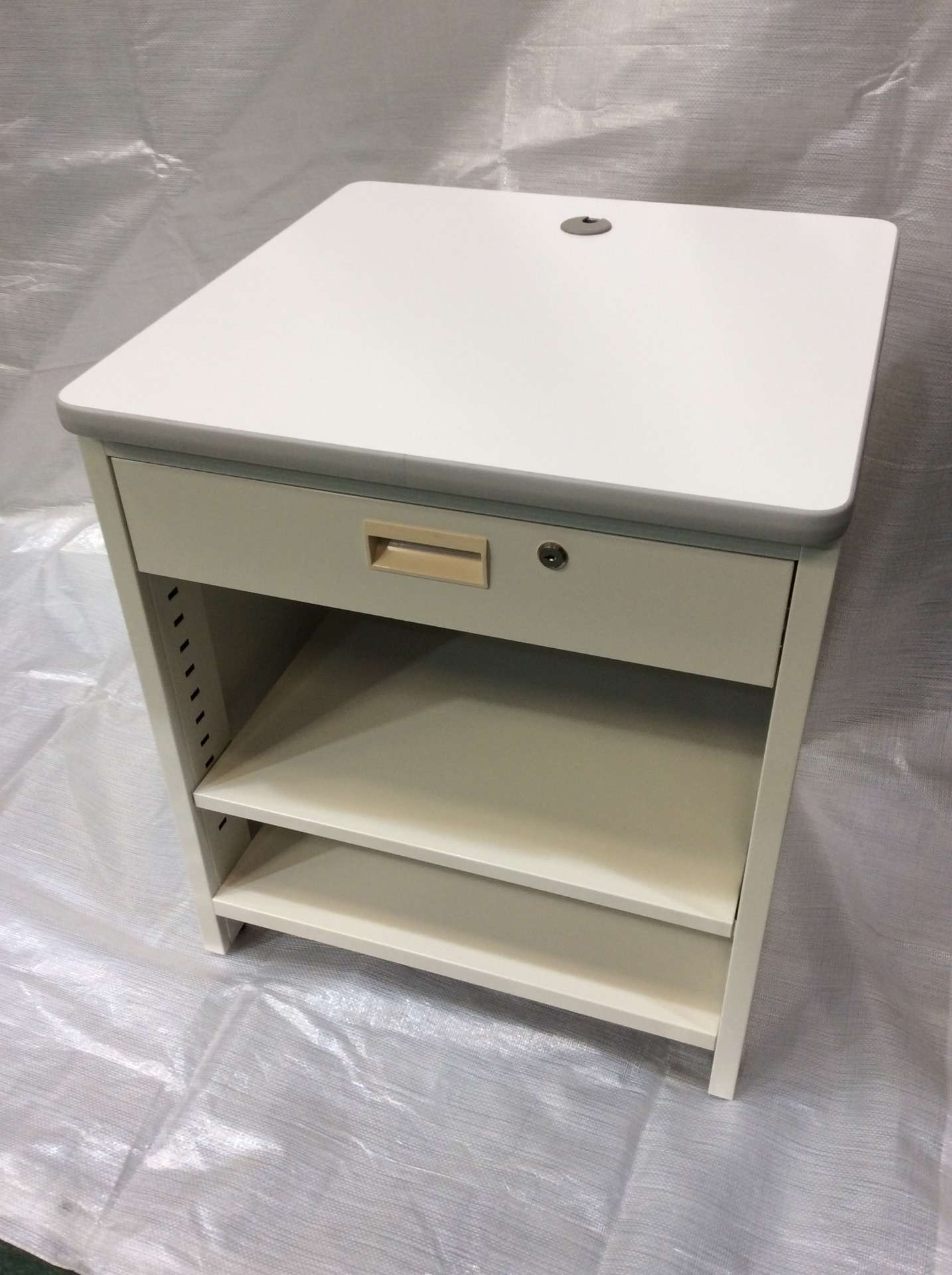 内装業者様からのご依頼で小売店様向の引出付のミニレジ台を製作しました。