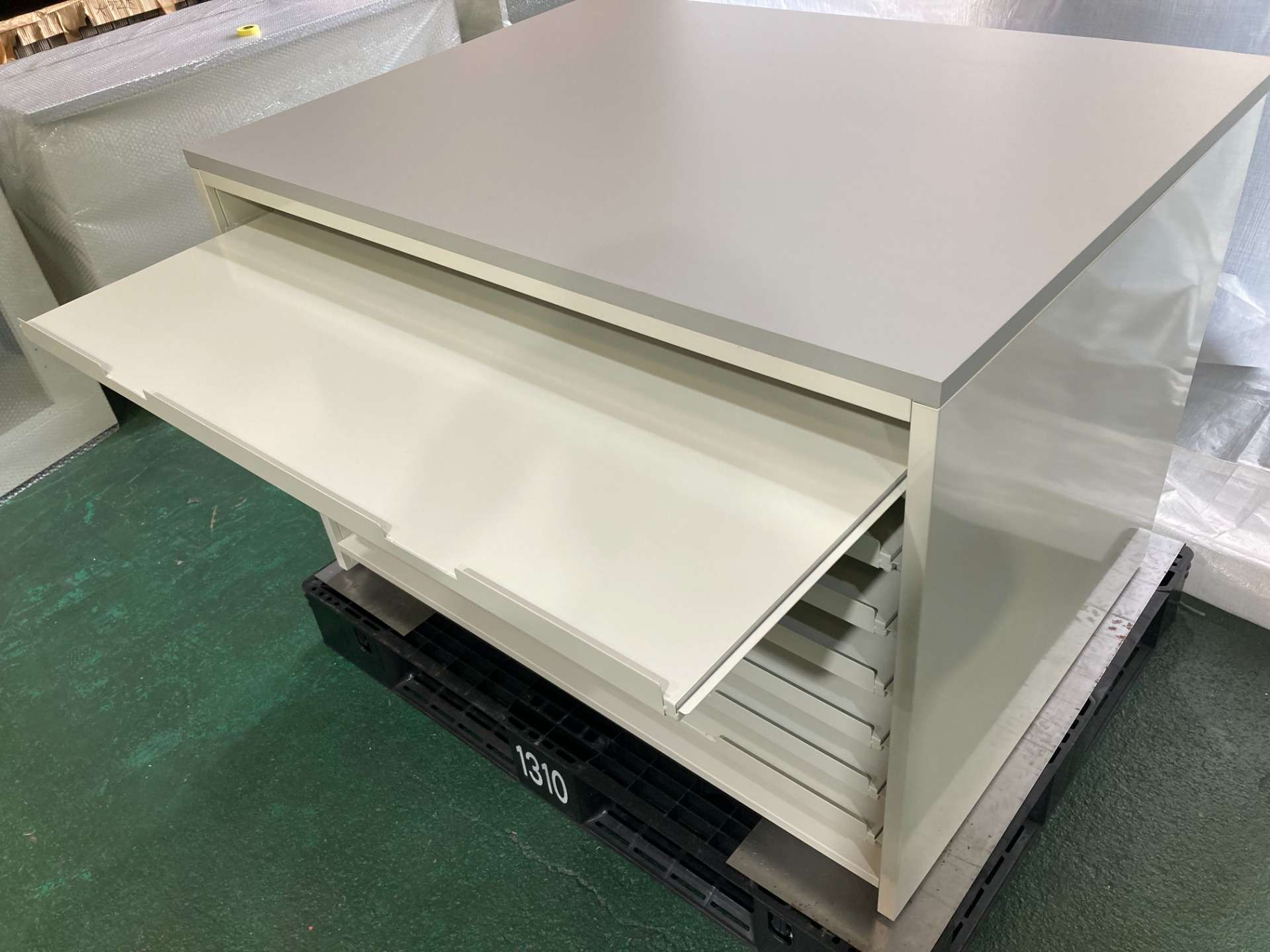 サービスカウンター等に設置している包装紙台を製作しました。